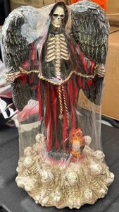 Escultura de la Santa Muerte en túnica negra y roja con alas para altar esotérico de protección y peticiones.