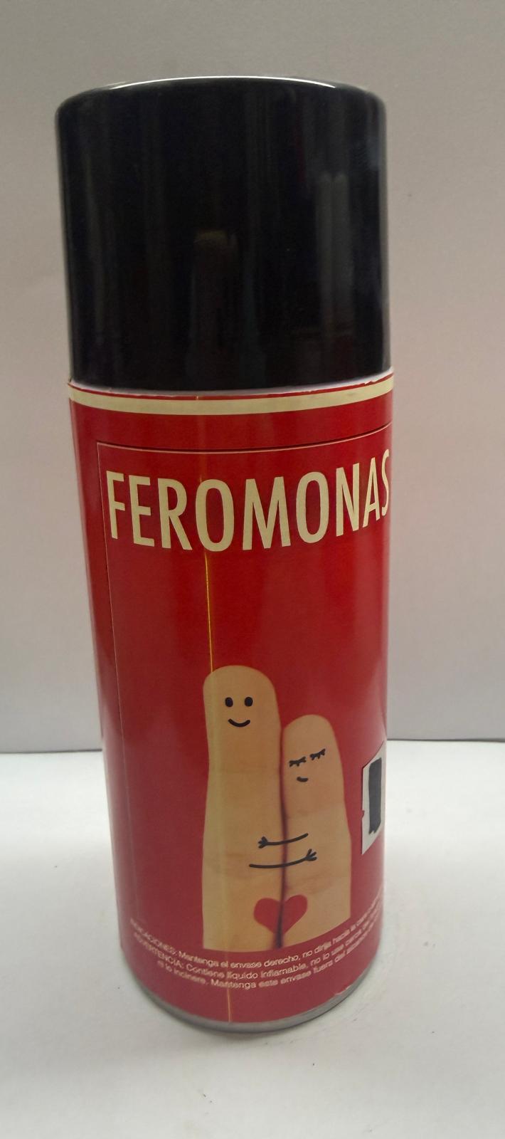 Lata de spray esotérico de Feromonas en color rojo con ilustración de dos personajes abrazados y un corazón.