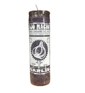 Velón místico esotérico de Ajo Macho morado en vaso de vidrio con la leyenda para librarse del mal, protección y buena suerte.