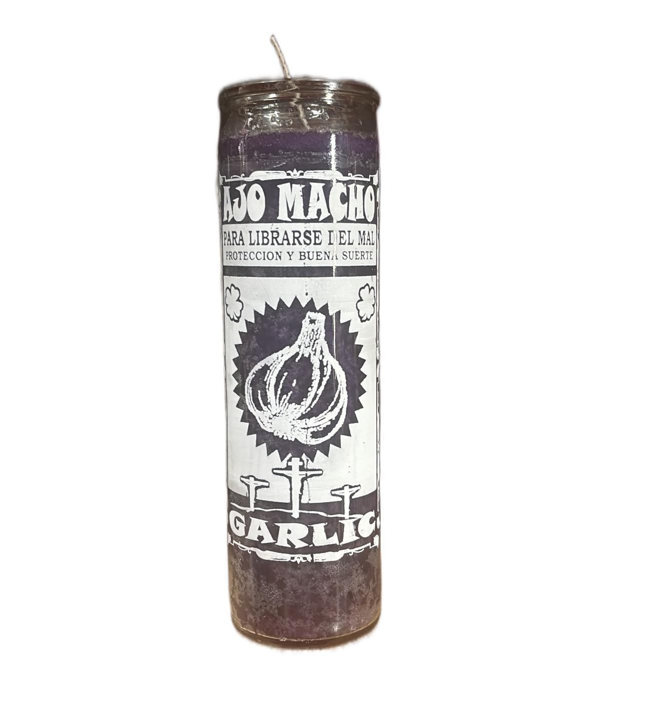 Velón místico esotérico de Ajo Macho morado en vaso de vidrio con la leyenda para librarse del mal, protección y buena suerte.